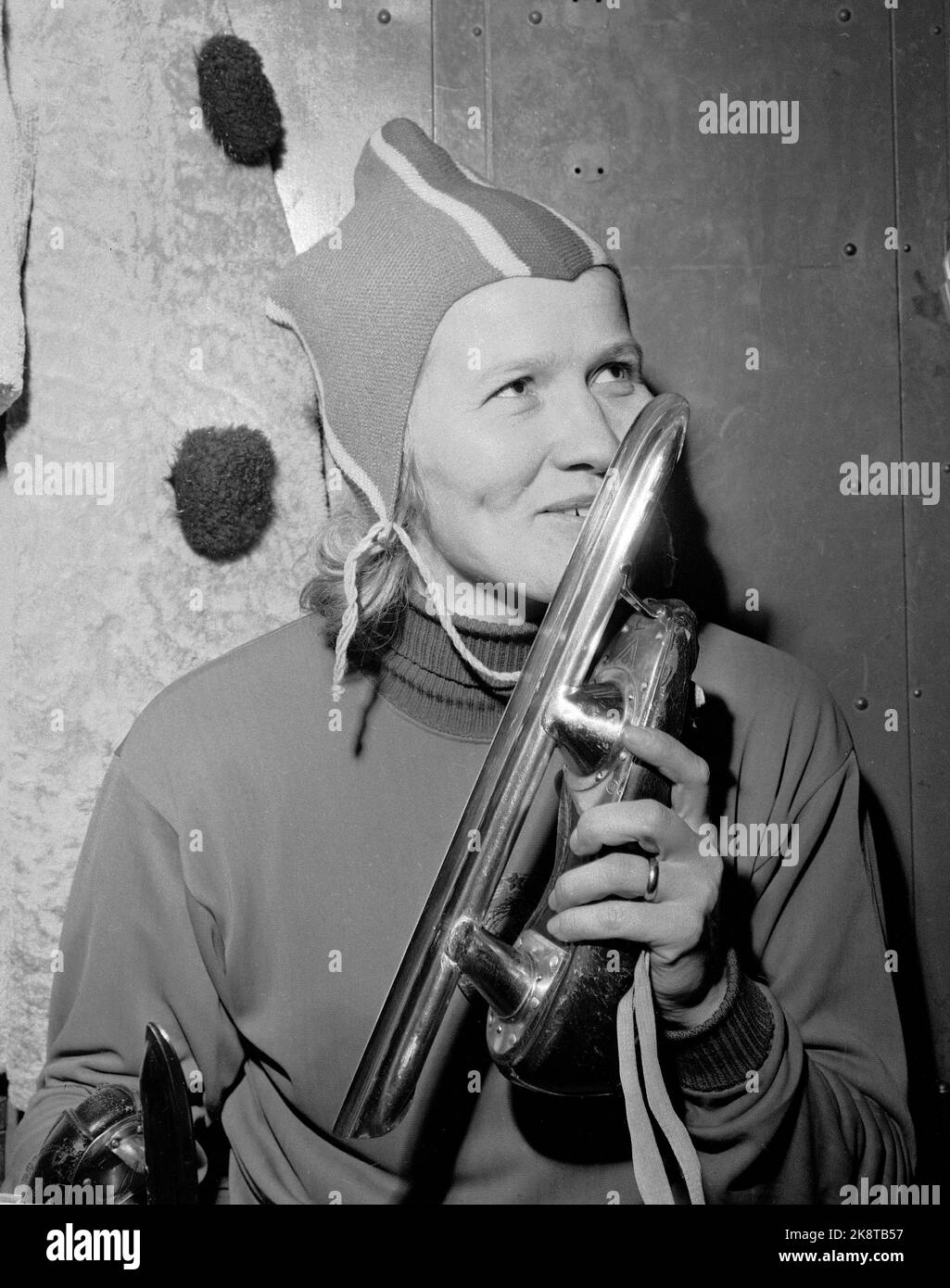 Oslo 19670115 Internationales Skating für Frauen in Jordal. Die russische Teilnehmerin Lidiya Skoblikova küsst ihre Schlittschuhe nach 3000 Metern auf einem neuen Weltrekord, 5.05.9. Skoblikova war der erste Athlet, der 1964 bei den gleichen Olympischen Spielen vier Goldmedaillen gewann. Foto: Thorberg / NTB / NTB Stockfoto