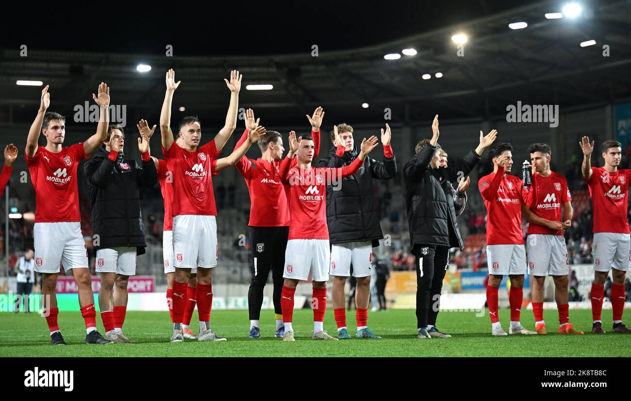 24. Oktober 2022, Sachsen-Anhalt, Halle (Saale): Fußball: 3. Liga, Hallescher FC - SpVgg Bayreuth, Matchday 13, Leuna-Chemie-Stadion. Hallens Team reagiert nach dem Spiel. Halle gewinnt 3:0. Foto: Hendrik Schmidt/dpa/ZB - WICHTIGER HINWEIS: Gemäß den Anforderungen der DFL Deutsche Fußball Liga und des DFB Deutscher Fußball-Bund ist es untersagt, im Stadion und/oder vom Spiel aufgenommene Fotos in Form von Sequenzbildern und/oder videoähnlichen Fotoserien zu verwenden oder zu verwenden. Stockfoto