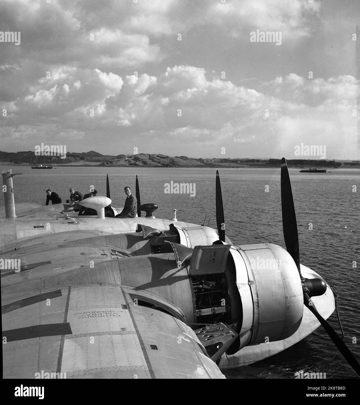 Die norwegische Küste Mai 1947: Die 'Flying Hurtigrute' der Norwegischen Luftfahrtgesellschaft hatte ihre erste Testfahrt Oslo-Tromsø-Oslo 1. Und 2. Mai mit dem Wasserflugzeug Kvitbjørn. An der Tour nahmen die derzeitigen Mitarbeiter Teil. Hier von Sola Sjøflyhavn. Propeller. Foto: Th. Scotaam / Aktuell / NTB Stockfoto