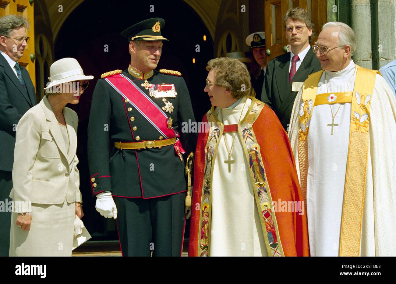 Hamar 19930520: Diözese Norwegens erste Bischofin. Hamars neue Bischof Rosemarie Köhn wird im Hamardom geweiht. Das Bild: König Harald wünscht Hamars neuen Bischof zum Glück nach Bischof Andreas Aarflot (zu h.) Hatte sie in der Kathedrale von Hamar eingeweiht. An Königin Sonja. (König in der Armee Gallauniform. Die Königin in weißem Anzug mit Hut.) Foto: Bjørn Sigurdsøn / NTB / NTB Stockfoto