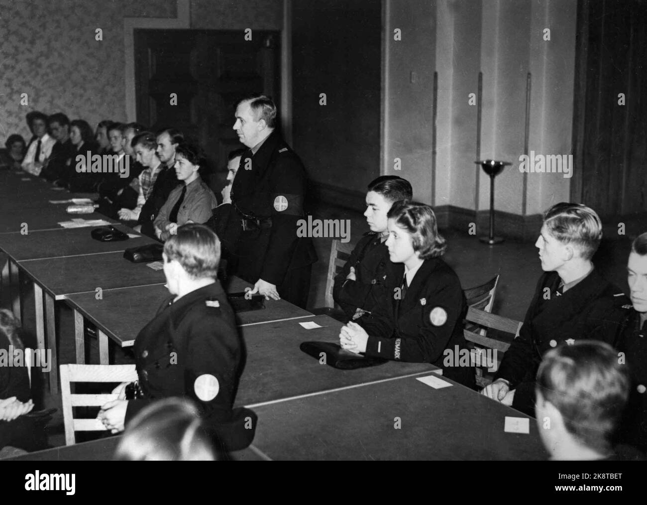 Oslo 19411126. Treffen der Fahrer in Hirden in Stortingsgaten 20, spricht Oddvar Sæther. Z. B. Liv Falkenberg, Odd J. Dahl, Ellen Krywonsky, per Wang; Bjarne Sandnes, Ursula Hess, Bjørn Aasting, Sigrun Nossum, Kurt Peter H.J., Oddvar Sæther, Yngvar Kofoed, Sophus Fokstuen und Einar Rustad. Foto: NTB scanpx Stockfoto