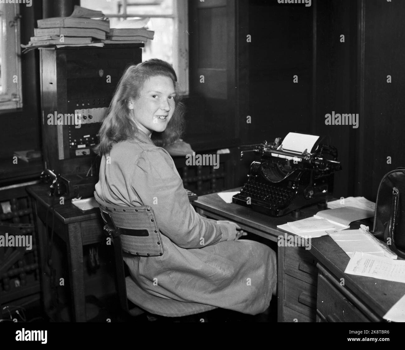 Oslo 19470608. Die Büros des Ministerium für Versorgung und Restaurierung in Kirkegaten 14-18. Hier ist eine junge Sekretärin (fehlender Name) bei der Schreibmaschine. Foto: NTB / NTB Stockfoto