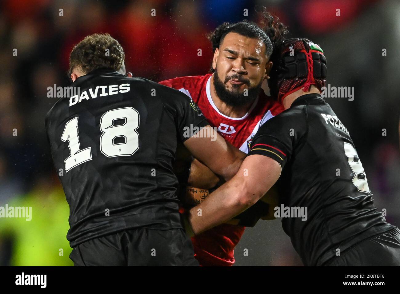 Ben Murdoch-Masila aus Tonga wird von Curtis Davies aus Wales während des Rugby League World Cup 2021-Spiels Tonga gegen Wales im Totally Wicked Stadium, St Helens, Großbritannien, 24.. Oktober 2022 angegangen (Foto von Craig Thomas/News Images) Stockfoto