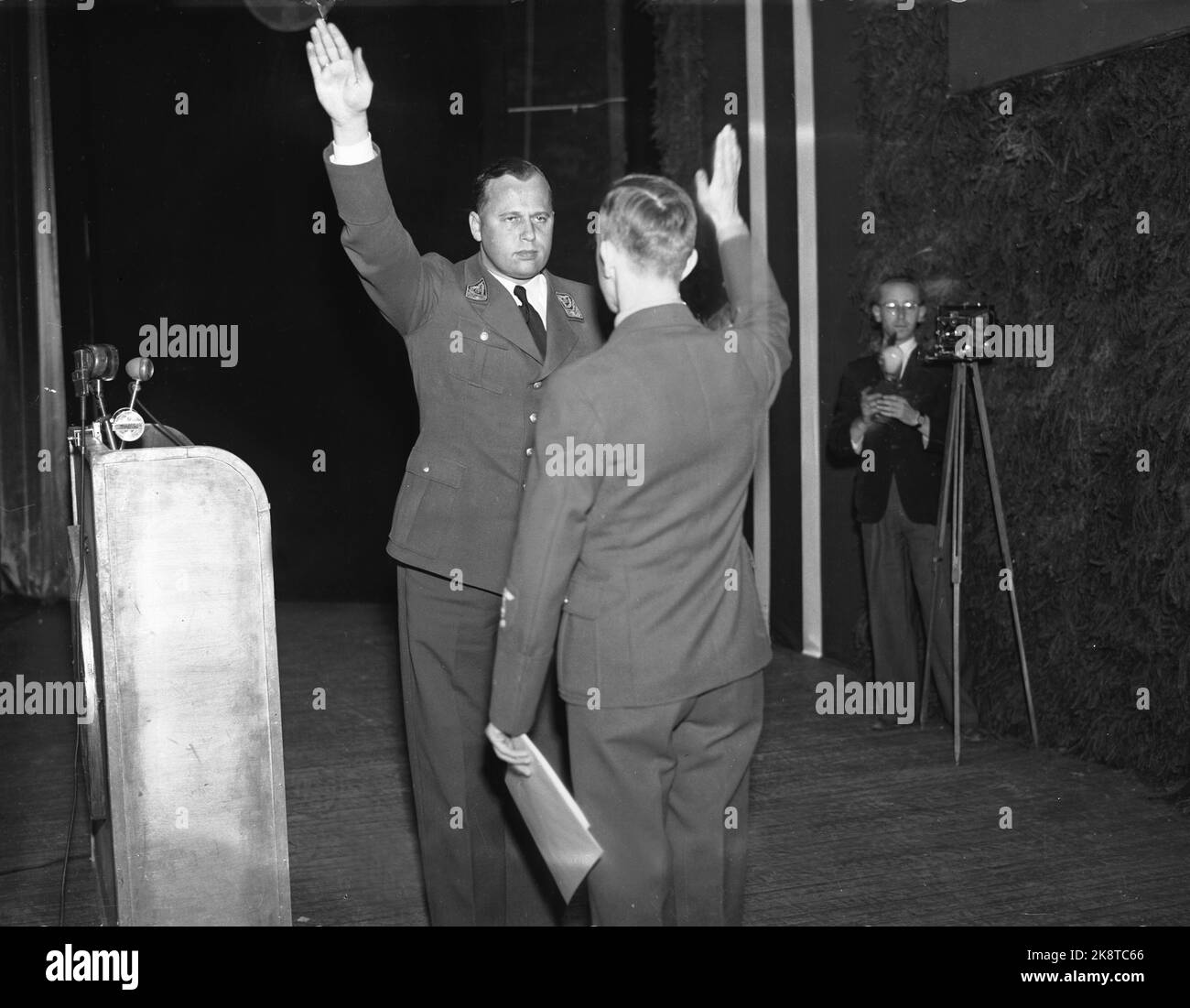 Oslo Mai 1943. Der Landkreisfahrer Rolf Holen wird (im Klingenberg-Kino) eingeweiht. Nazi-Begrüßung. Foto: Johnsen / NTB *** das Foto wurde nicht verarbeitet ***** Stockfoto