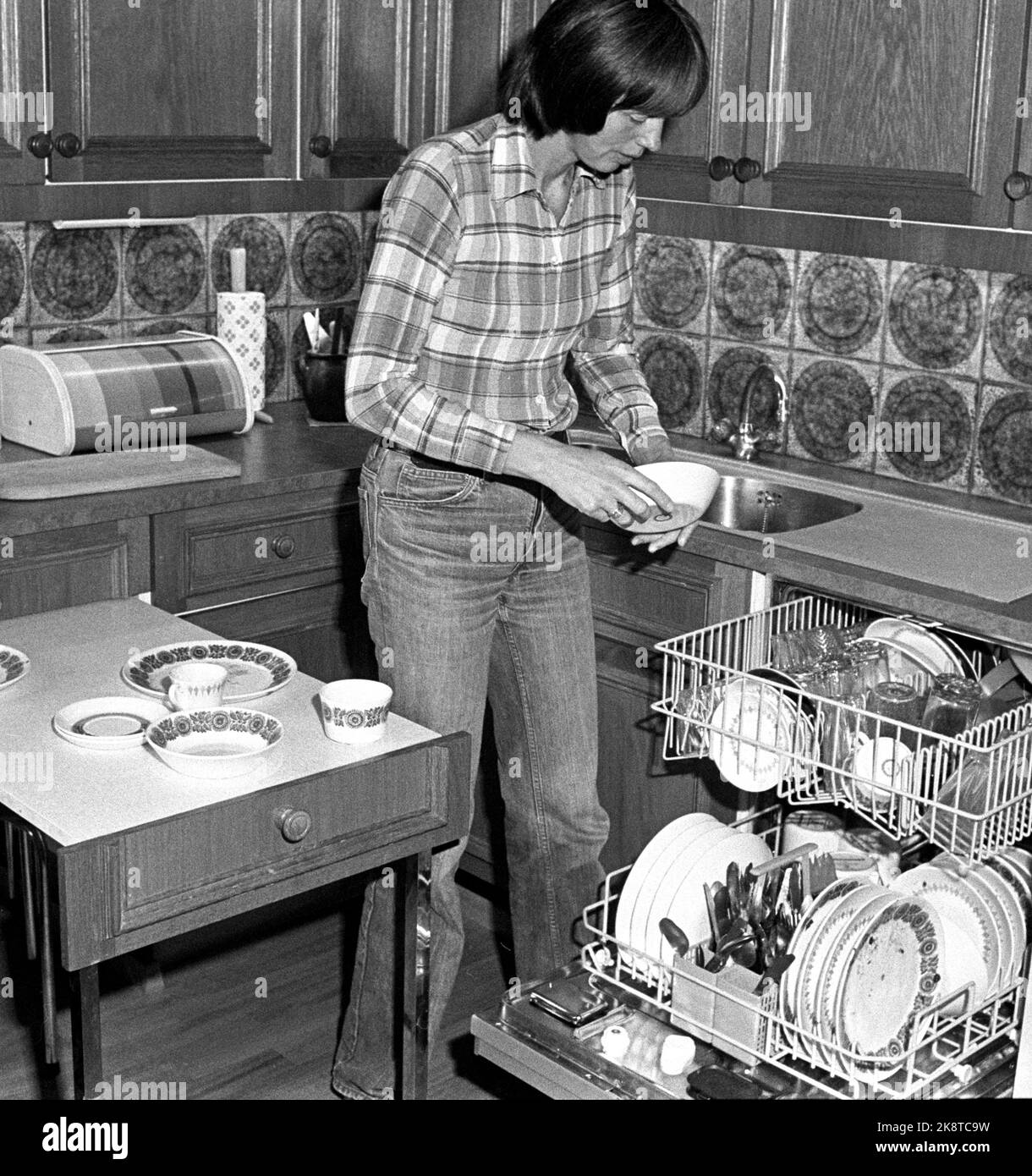 Oslo 1978 Hausfrau stellt in der Küche in der Spülmaschine waschen. Foto: Erik Thorberg / NTB / NTB Stockfoto