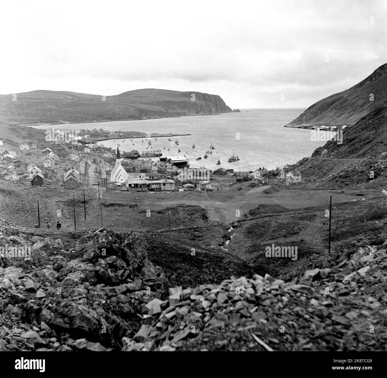 Finnmark, Kjøllefjord 195210. Übersichtsbild von Kjøllefjord. Dorf in Lebesby Gemeinde. 1944 von der Besatzungsmacht zerstört. Mit modernen Gebäuden ausgestattet. Die Fischereiindustrie. Foto: Sverre A. Børretzen Stockfoto