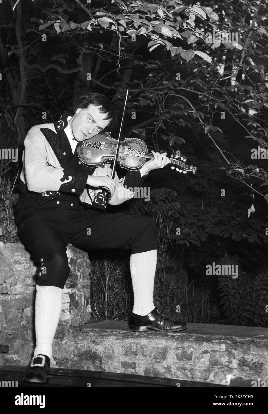 Bergen im Frühjahr 1953. Die ersten Festivalspiele. Viele bekannte Persönlichkeiten wurden während des Festivals gestikalisiert. Hier 'Myllarguten' mit härtender Geige, (gespielt von Magne Manheim) einer von vielen, die norwegischen Fokus auf Musik, Gesang und Tanz zeigten. Foto: Ewoos Christensen / Current / NTB. Stockfoto