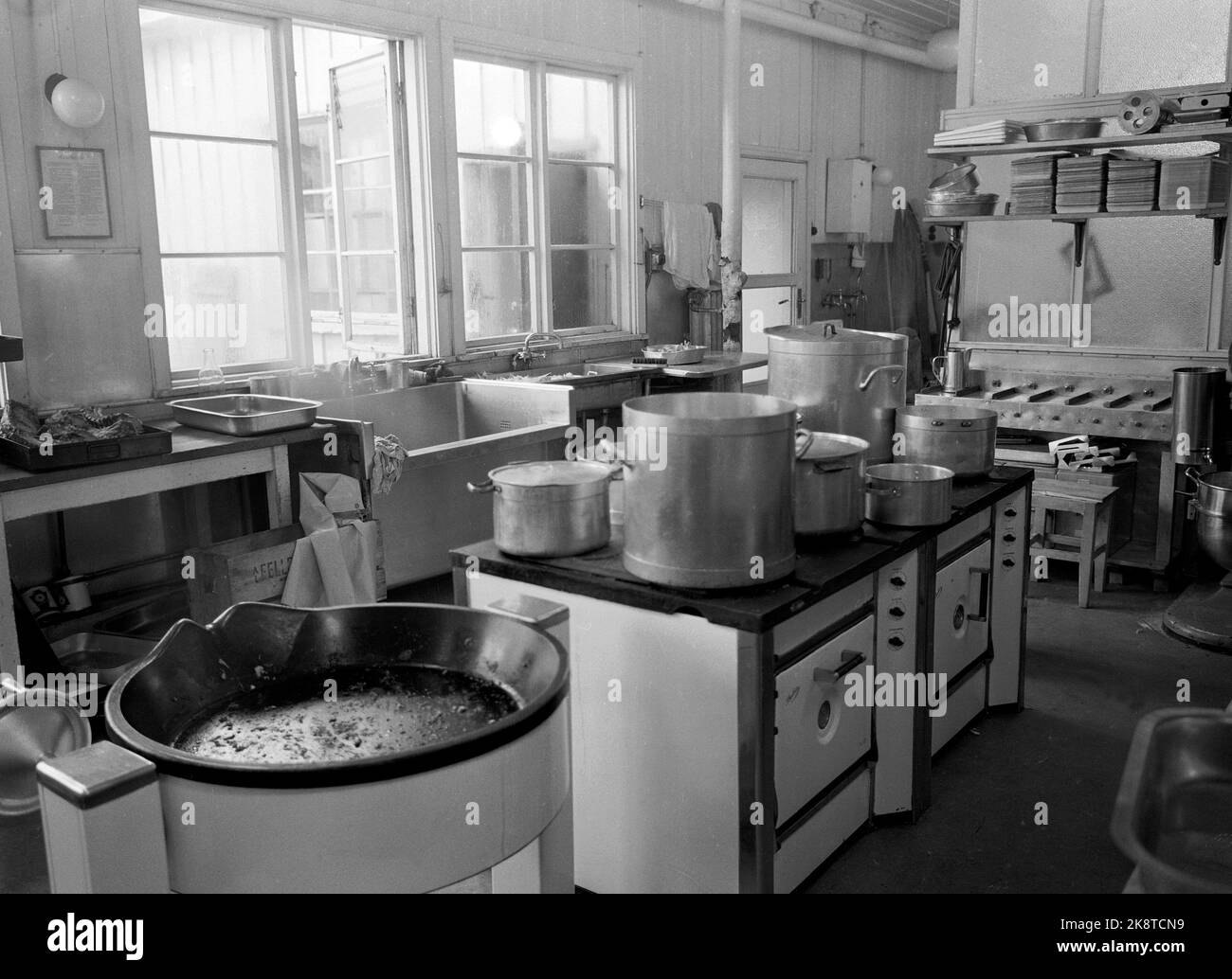 Bærum Fornebu Airport November 1957 Interior von SAS Fly Kitchen, wo das Essen an Bord der Flugzeuge gemacht wird. Große Küche, mehrere Öfen, große Töpfe. Foto: NTB / NTB Stockfoto