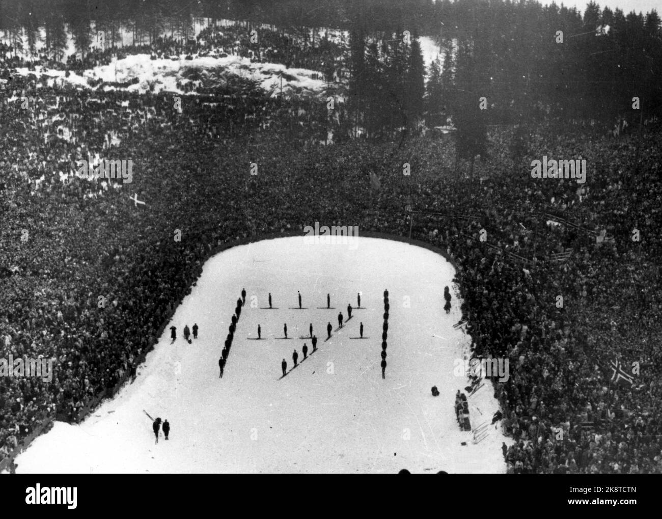 Oslo 1946. Springen im Holmenkollen März 1946. Ski-Läufer bilden auf der Ebene das Monogramm von König Haakon. Das erste Holmenkollrennet nach dem Krieg wurde von 100.000 Zuschauern gesehen. NTB-Archivfoto / ntb Stockfoto