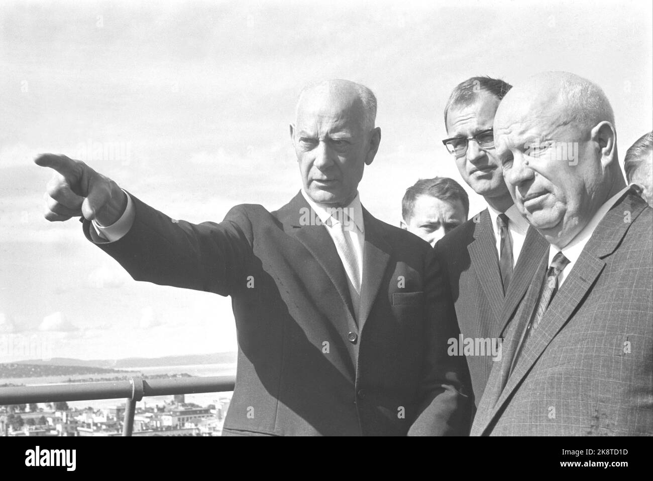 Oslo 19640629. Der sowjetische Führer Nikita Chruschtschow zu einem offiziellen Besuch in Norwegen. Nikita Chruschtschow bei einem offiziellen Besuch in Norwegen. Hier ist Chruschtschow auf dem Dach des Regierungsgebäudes zusammen mit Premierminister Einar Gerhardsen, um die Ansicht zu betrachten. Foto: NTB / NTB Stockfoto