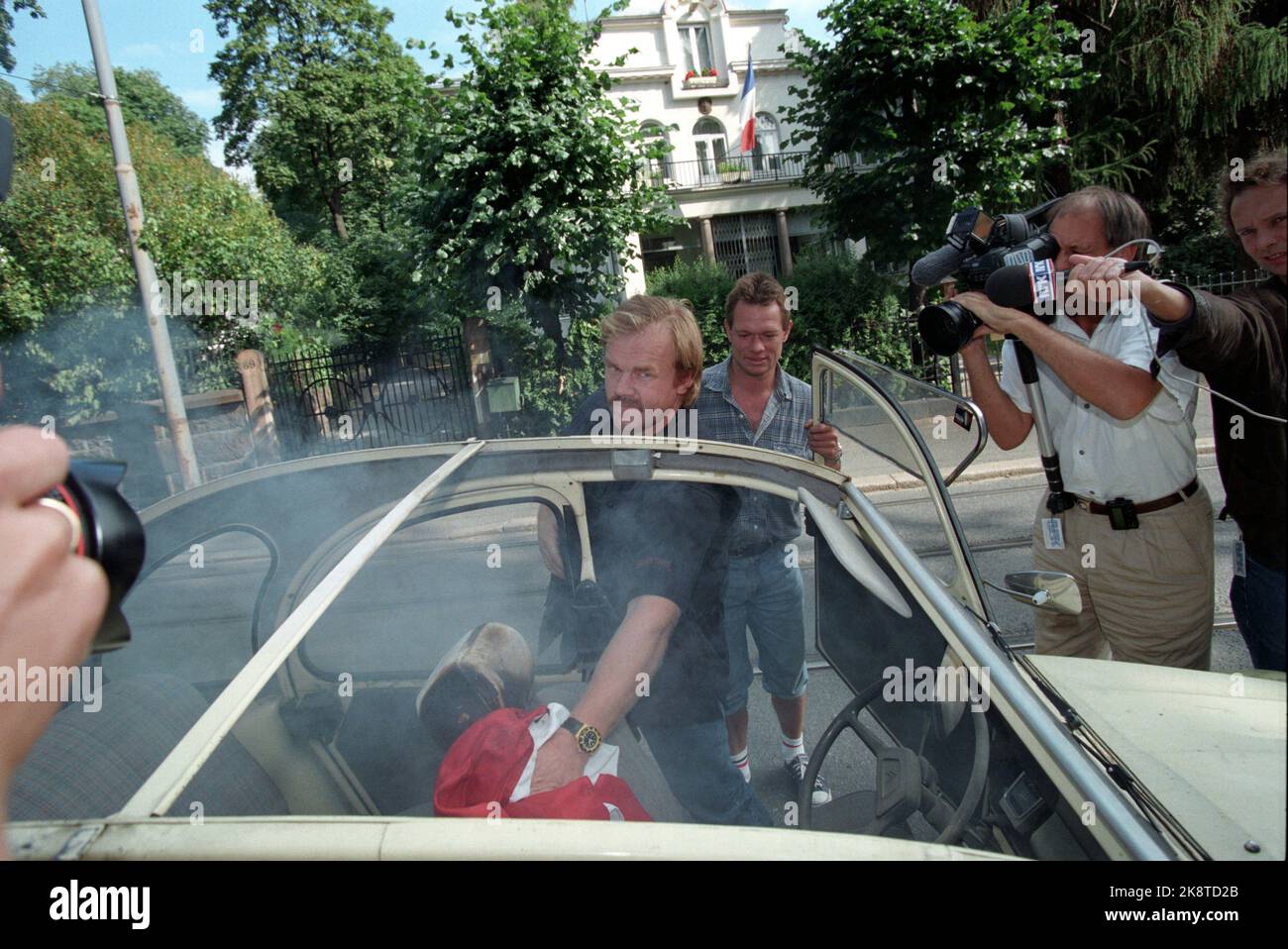 Wrapping 2cv Oslo 19950821: Umweltaktivist Kurt Oddekalv 'Sample Wrap' Ein ...