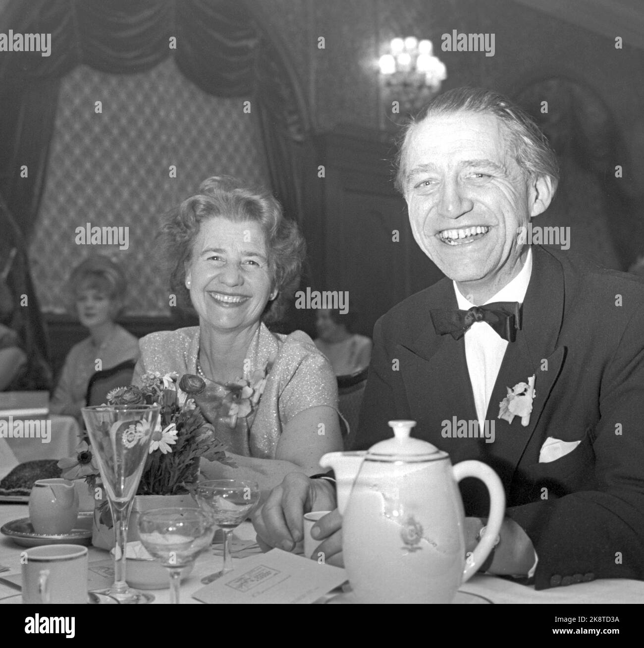 Oslo 19650327 - und danach wurde getanzt. Premiere des Films My Fair Lady im Colosseum-Kino mit anschließender Party in Bristol. Hier Autor Thorbjørn Egner mit Dame. Foto; Sverre A. Børretzen / Aktuell / NTB Stockfoto