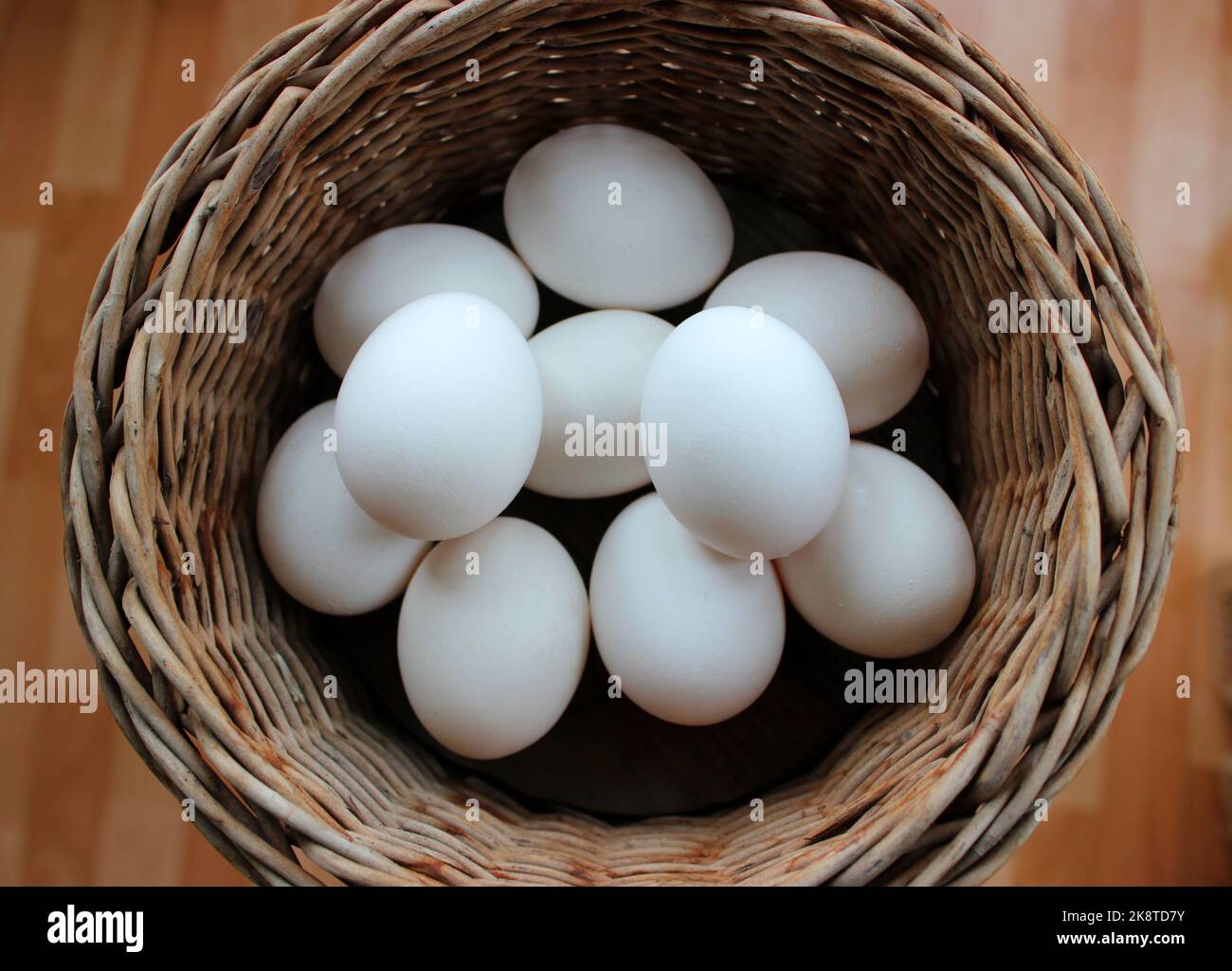 Zehn frisch gepflückte weiße Eier in Einem Weidentopf Top View Stock Photo Stockfoto