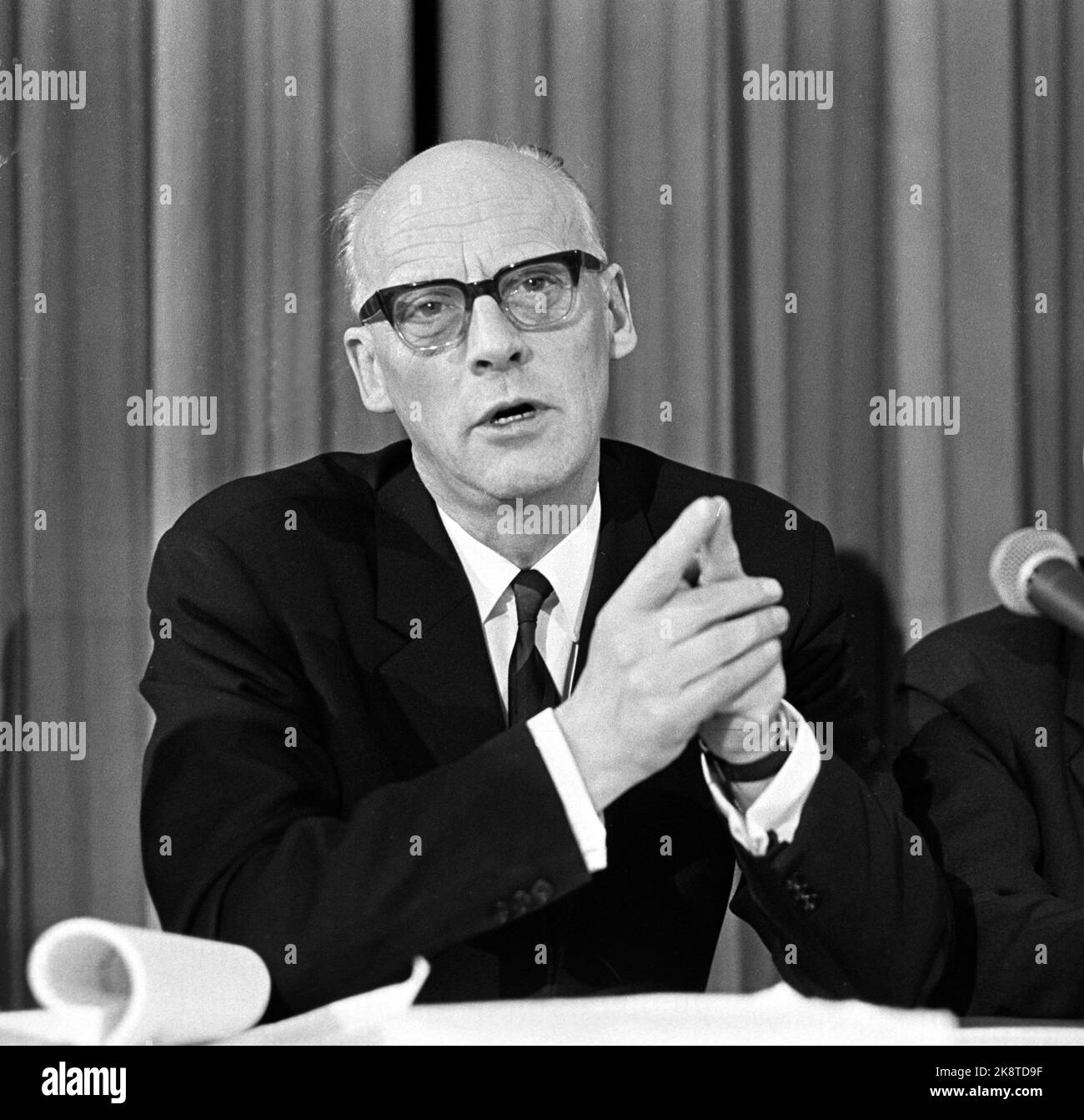 Oslo 19690110 Pressekonferenz mit Finanzminister Ole Myrvoll zur Vorstellung des Vorschlags für die Steuerreform, die die Einführung einer weiteren Umsatzsteuer, Mehrwertsteuer, beinhaltet. Interview-Situation, sprechen. Foto: NTB / NTB Stockfoto