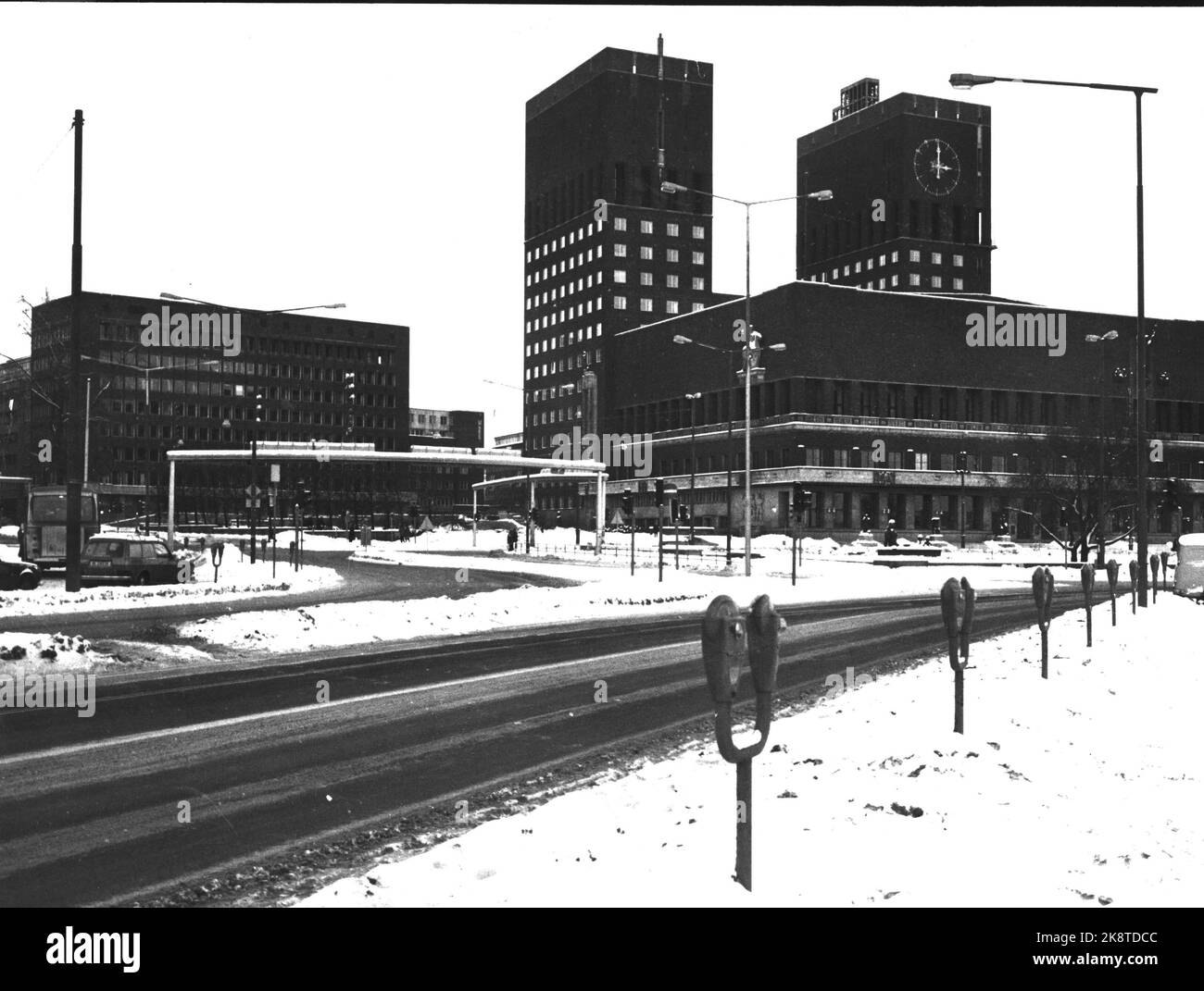 Oslo 19731209. Es gibt eine Ölkrise und ein Fahrverbot an Samstagen und Sonntagen. Dies ist der Rathausplatz am Samstagnachmittag, es gibt keinen Verkehr. Oslo City Hall im Hintergrund. Leere Straßen. Foto: Ivar Aaserud / Current Stockfoto