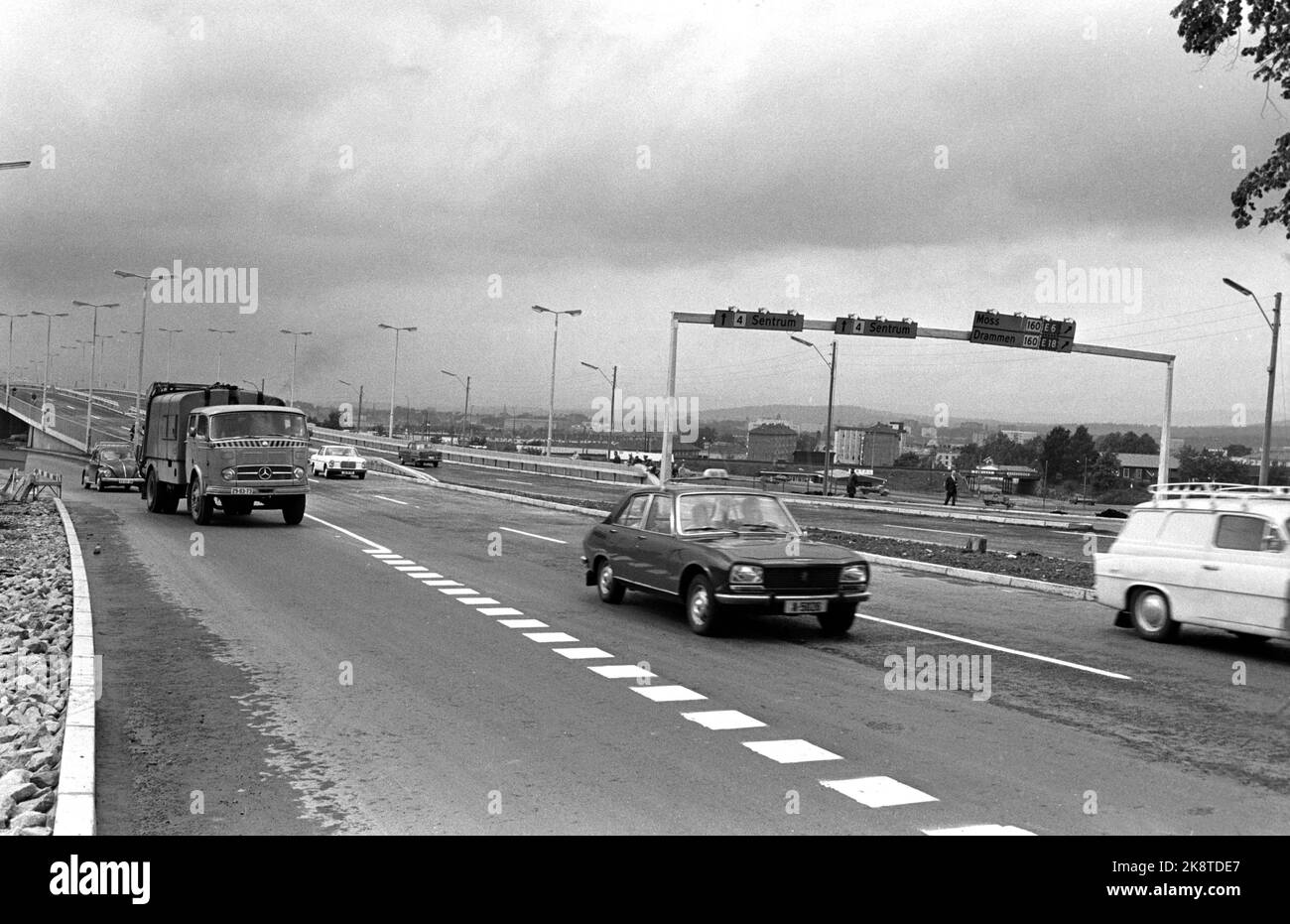Oslo 19700701 die neue Anschlussstelle Sinsen wurde eröffnet und damit ein schwerer Engpass im Verkehr auf Trondheimsveien beseitigt. Hier Autos auf der Brücke. Foto: NTB / NTB Stockfoto