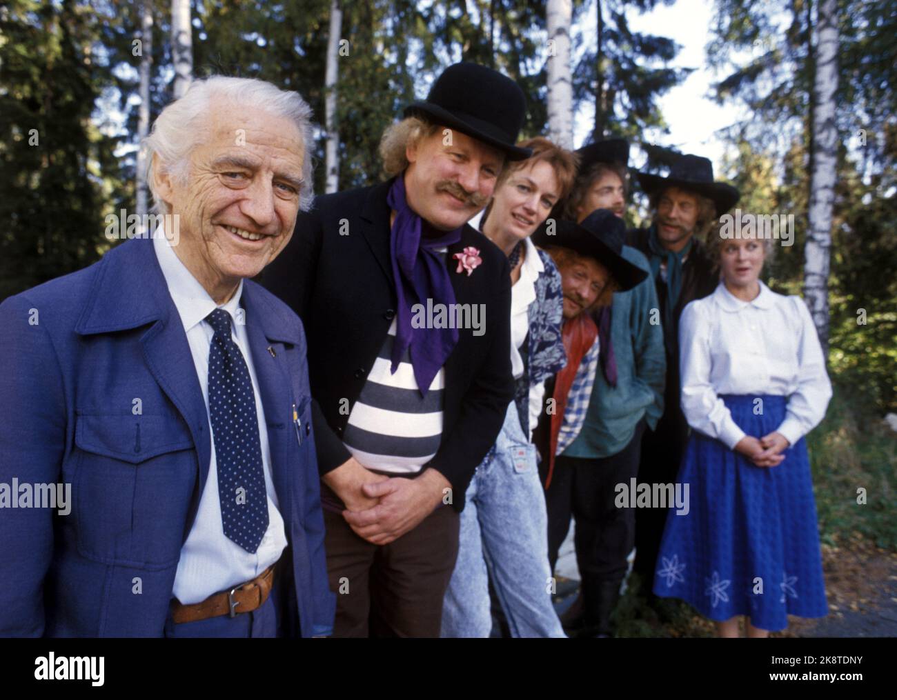 Oslo 19870929. Aus der Aufnahme des Films People and Robbers in Cardamom City. Z. B. Autor Thorbjørn Egner, Jon Skolmen (Wurstmacher), Regisseur und Produzent Bente Erichsen, die drei Räuber Jon Eikemo (Jonathan), Øivind Blunck (Jesper) und Sverre Anker Ousdal (Kasper) und Grunnet Molvig (Mrs. Bastian). Foto Henrik Laurvik / NTB Stockfoto