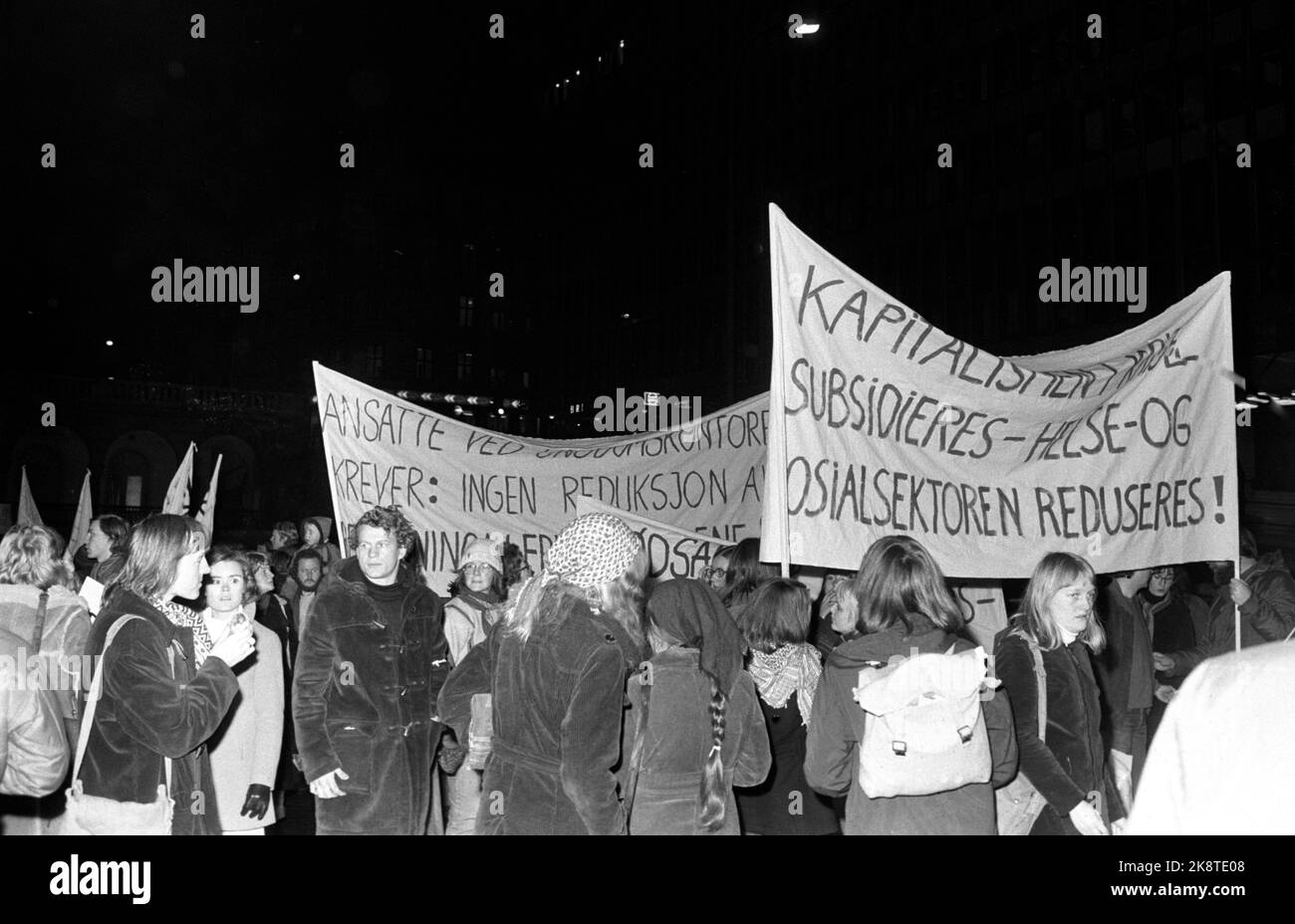 Oslo 19751106. Demonstration gegen den Staatshaushalt, den „Krisenhaushalt“ im Gesundheits- und Sozialsektor in Oslo. Slogans: „Kapitalisten werden subventioniert, der Gesundheits- und Sozialsektor wird reduziert“. Foto Arild Hordnes / NTB / NTB Stockfoto