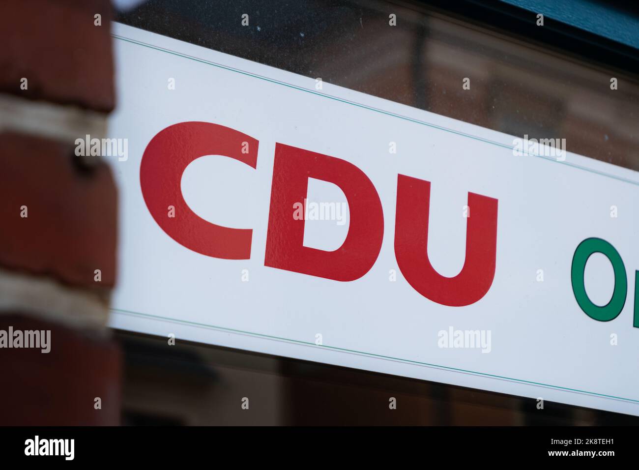 CDU-Logo an der Außenseite eines Gebäudes. Werbung für eine große deutsche politische Partei auf einem Fensterglas eines Büros. CDU bedeutet Christlich-Demokratische Union. Stockfoto