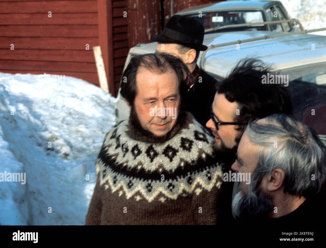 Oslo 19740223. Der sowjetische Autor Aleksandr Soljenitsyn über den Besuch Norwegens. Nach der Ankunft in Oslo reiste Solsjenitsyn mit Freund und Vorsitzender in der Vereinigung der freien spirituellen Arbeit Victor Sparre nach Lillehammer. Für ein paar Tage wird er auf dem Hof des Kunstmalers Jakob Weidemann zu Gast sein. Hier sonnige Sicht (v.) zusammen mit Victor Sparre (v.h.). Foto: NTB / NTB der Name wird auch oft Solzjenitsyn geschrieben Stockfoto