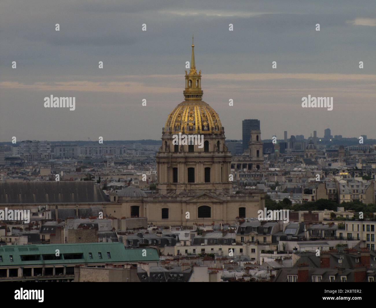 Das Invalidengebäude in Paris, Frankreich mit der Stadt und dem Himmel im Hintergrund. Stockfoto