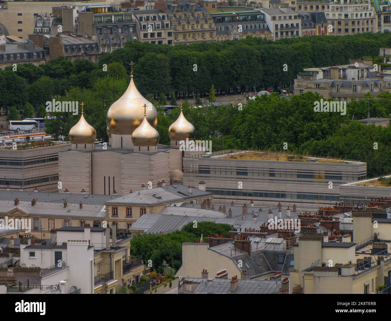 Das russisch-orthodoxe Kultur- und Spirituelle Zentrum in Paris, Frankreich mit Bäumen und der Stadt im Hintergrund. Stockfoto