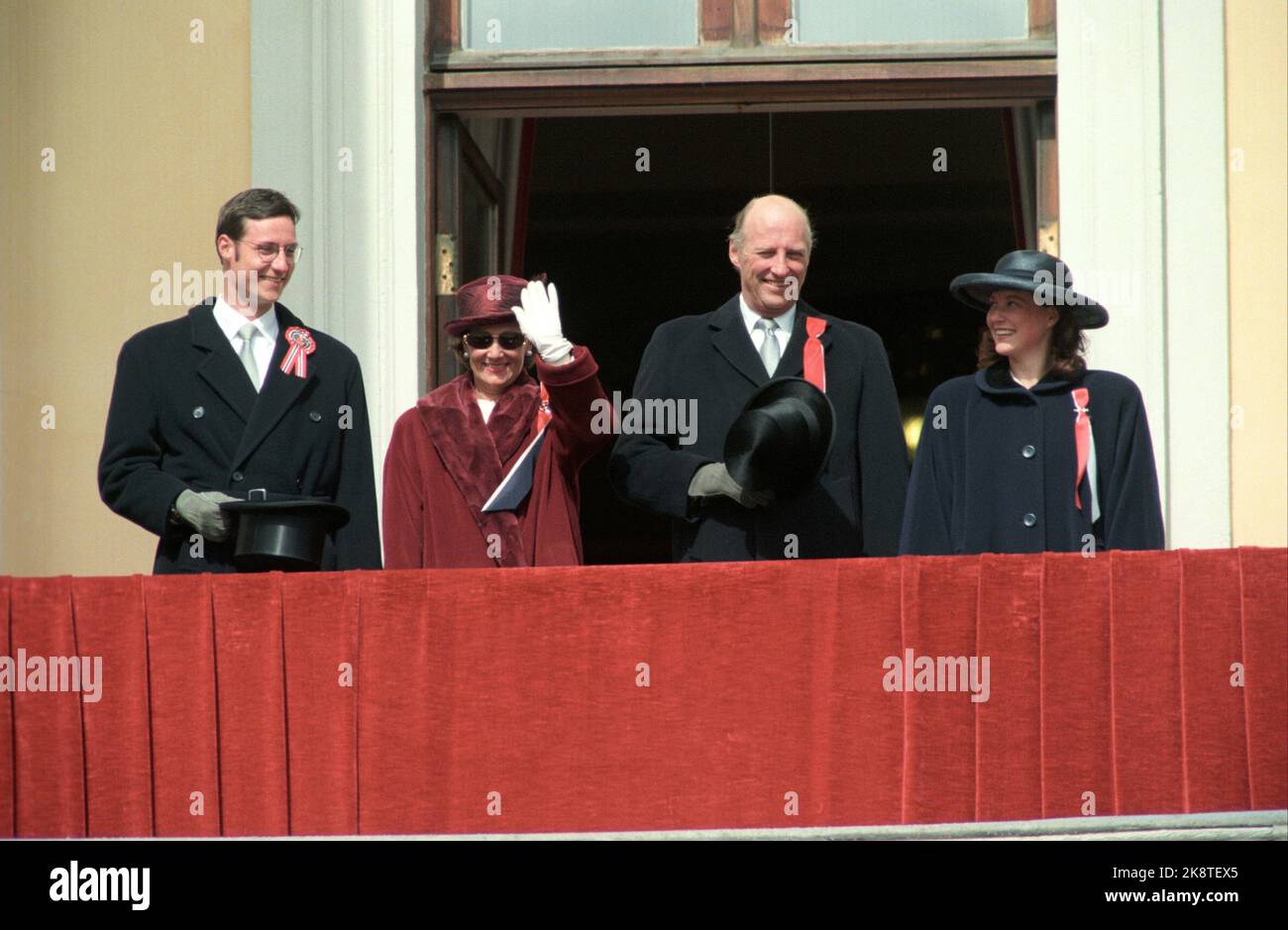 Oslo. Die königliche Familie feiert den 17. Mai. Hier winken und lächeln sie vom Balkon des Schlosses zu den 'Menschen'. Foto; pro Løchen/NTB Stockfoto