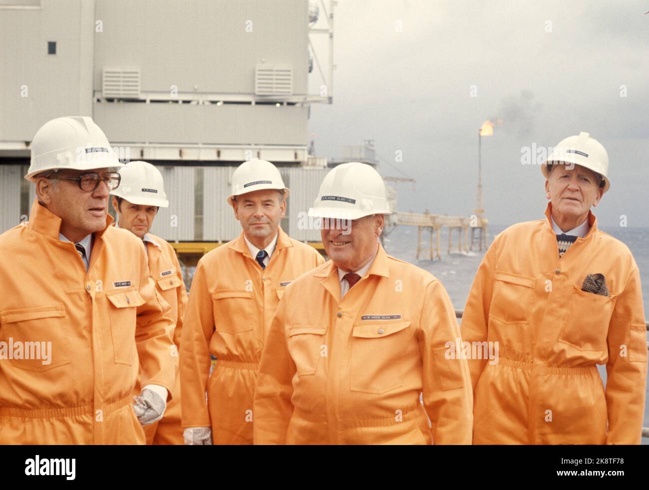 Die Nordsee 19740924 König Olav besucht das Ekofisk-Feld. Hier der König ( # 2 von H) in oranger Schutzkleidung und weißem Helm. Foto: Sven Hammerstad / NTB / NTB Stockfoto