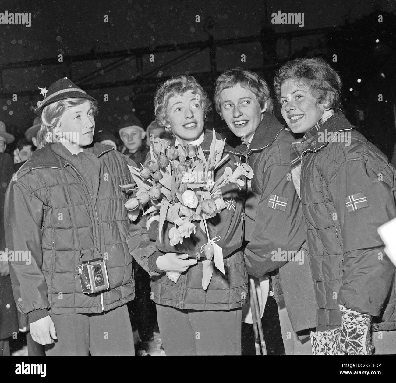 Oslo 19580211 Inger Bjørnbakken (mit Blumenstrauß) kommt bei der