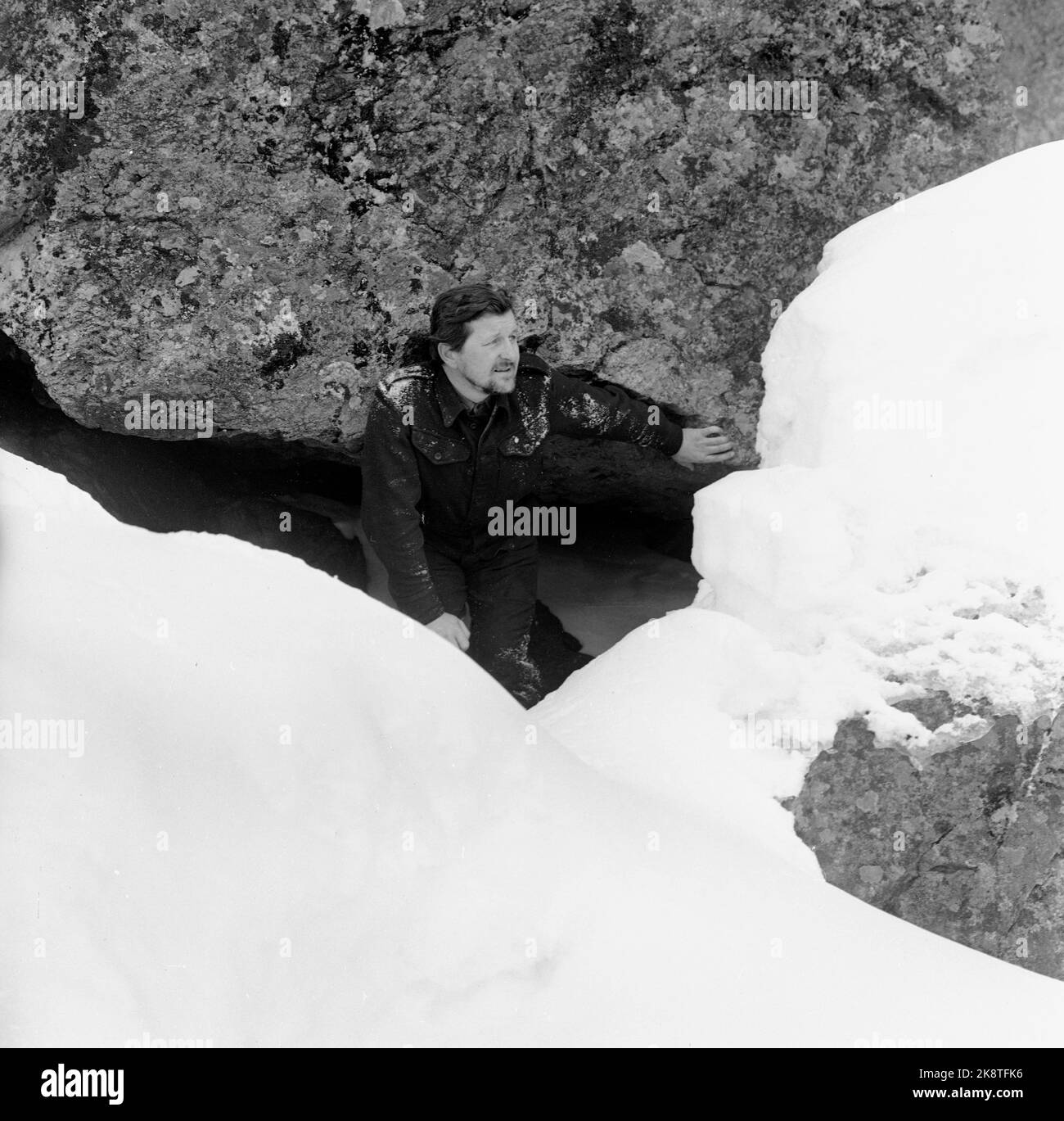 Nordnorwegen im Frühjahr 1957. Aus der Aufnahme des Films 'Nine Liv' über die Flucht des Kriegshelden Jan Baalsrud während des Zweiten Weltkriegs Jan Baalsrud wird von Jack Fjeldstad gespielt, und der Film wird aufgezeichnet, wo die Flucht stattfand. In Lyngseidet. Hier Jack Fjeldstad in einem Versteck in den Bergen. Foto: Aage Storløkken / Aktuell / NTB Stockfoto