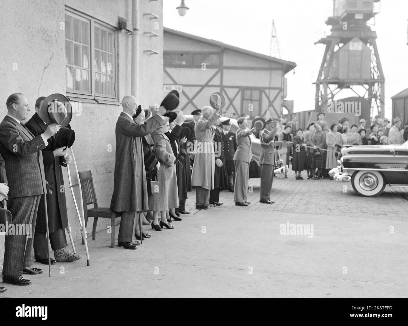 Oslo 19520426. Prinzessin Easter reist nach den Osterferien zurück nach England, wo sie von 1950 bis 1952 in Oxford studiert. Die königliche Familie folgt ihr an Bord des Bootes, das sie nach England bringen wird. Hier die Royals mit dem Hut von Prinzessin Ragnhild, die an Bord des Bootes sind. (Z. B.) Kronprinz Olav, König Haakon, Prinzessin Ragnhild (Nr. 2 f.h.) Prinz Harald. FOTO: VALLDAL NTB / NTB Stockfoto