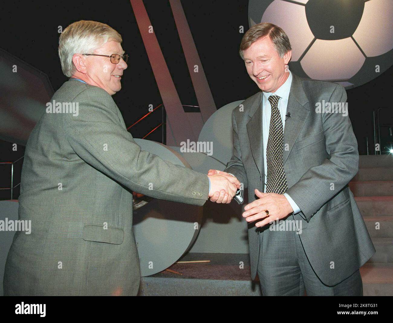 Oslo. Alex Ferguson, Manager von Manchester United, gratulierte dem Rosenborg-Trainer Nils Arne Eggen zum Kniksen-Preis für den besten Trainer. (NTB-Foto: Morten Holm) Stockfoto