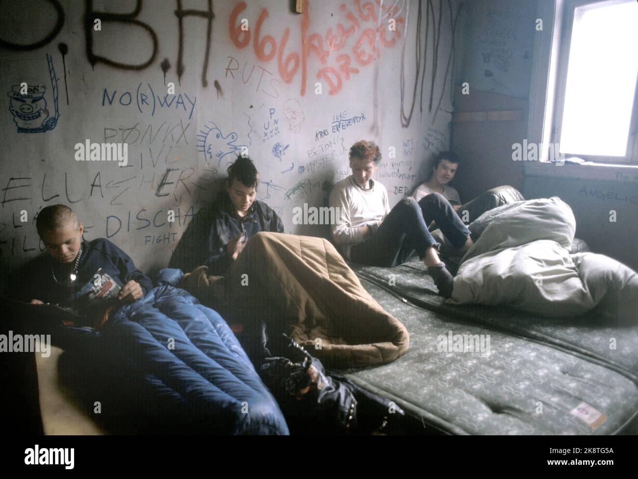 Oslo 1981-10: Husocupation Youth Group 'Young-Mob' (auch als 'Punker' bezeichnet) besetzt Skippergata 6-8, 2. Oktober 1981. Bolig Nød, Wohnungsmangel, Jugend. Foto: Lars Grønseth / NTB / NTB Stockfoto