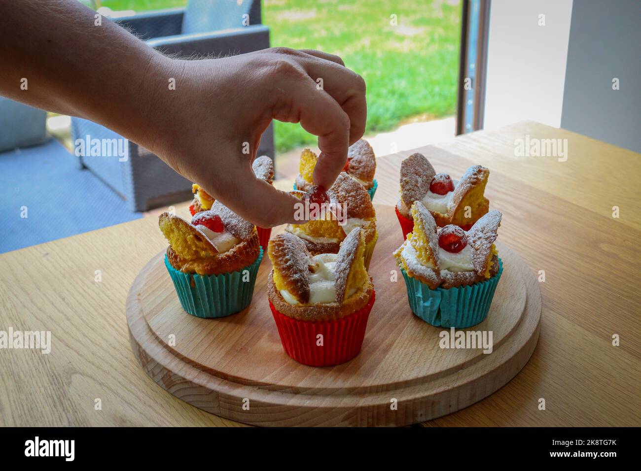 Tasse Kuchen / eine Kirsche auf einen Kuchen, Glace Kirsche Stockfoto