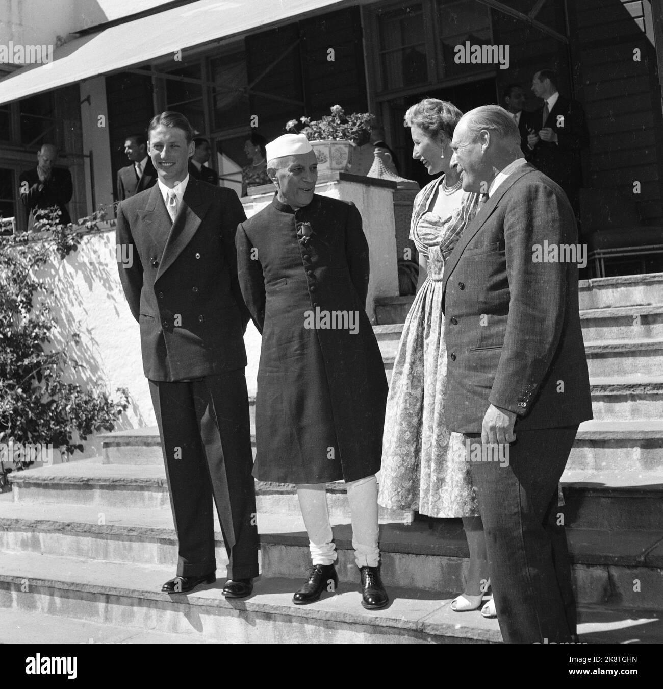 Oslo 29. Juni 1957. Premierminister Jawaharlal Nehru aus Indien bezaubert die Norweger. Hier aus Skaugum zusammen mit Kronprinz Olav. Prinz Harald und Prinzessin von der Familie sind ebenfalls zu sehen. Foto; Jan Nordby / Aktuell / NTB Stockfoto