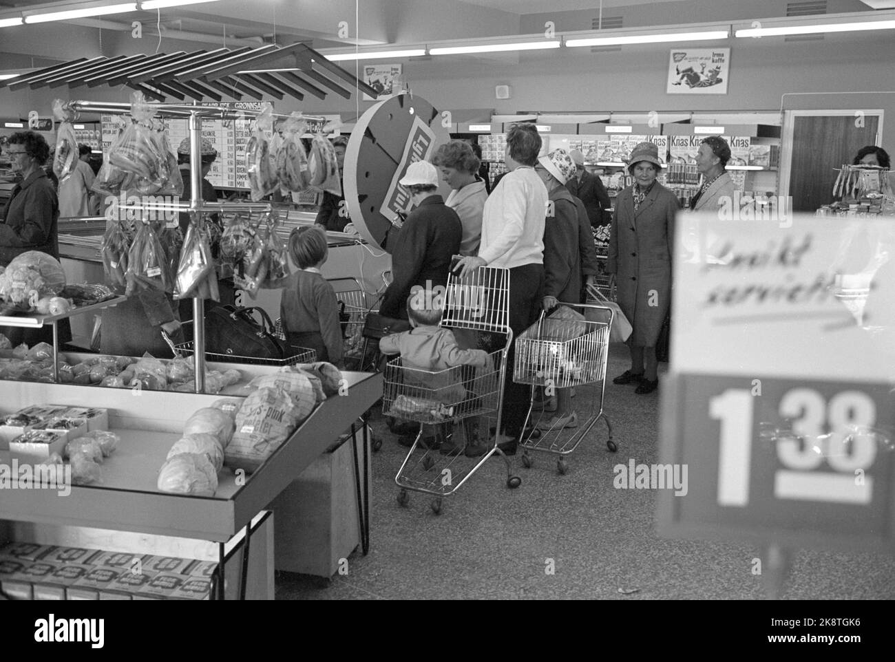 Oslo 19640912 'der Kampf der Hausfrau' der Preiskampf ist nicht gruselig! Es bedeutet nur einen scharfen Wettbewerb um die Kronen, die den Verbrauchern zur Verfügung stehen. In vielen Branchen war es ein Preiskrieg. Schließlich hat sie die Lebensmittelindustrie erreicht, wo es so intensiv ist, dass Oslo den Kampf um die Hausfrau erlebt. Mütter mit Warenkörben beim Einkaufen mit ihren Kindern. Foto; Aage Storløkken / Ivar Aaserud / Aktuell / NTB Stockfoto