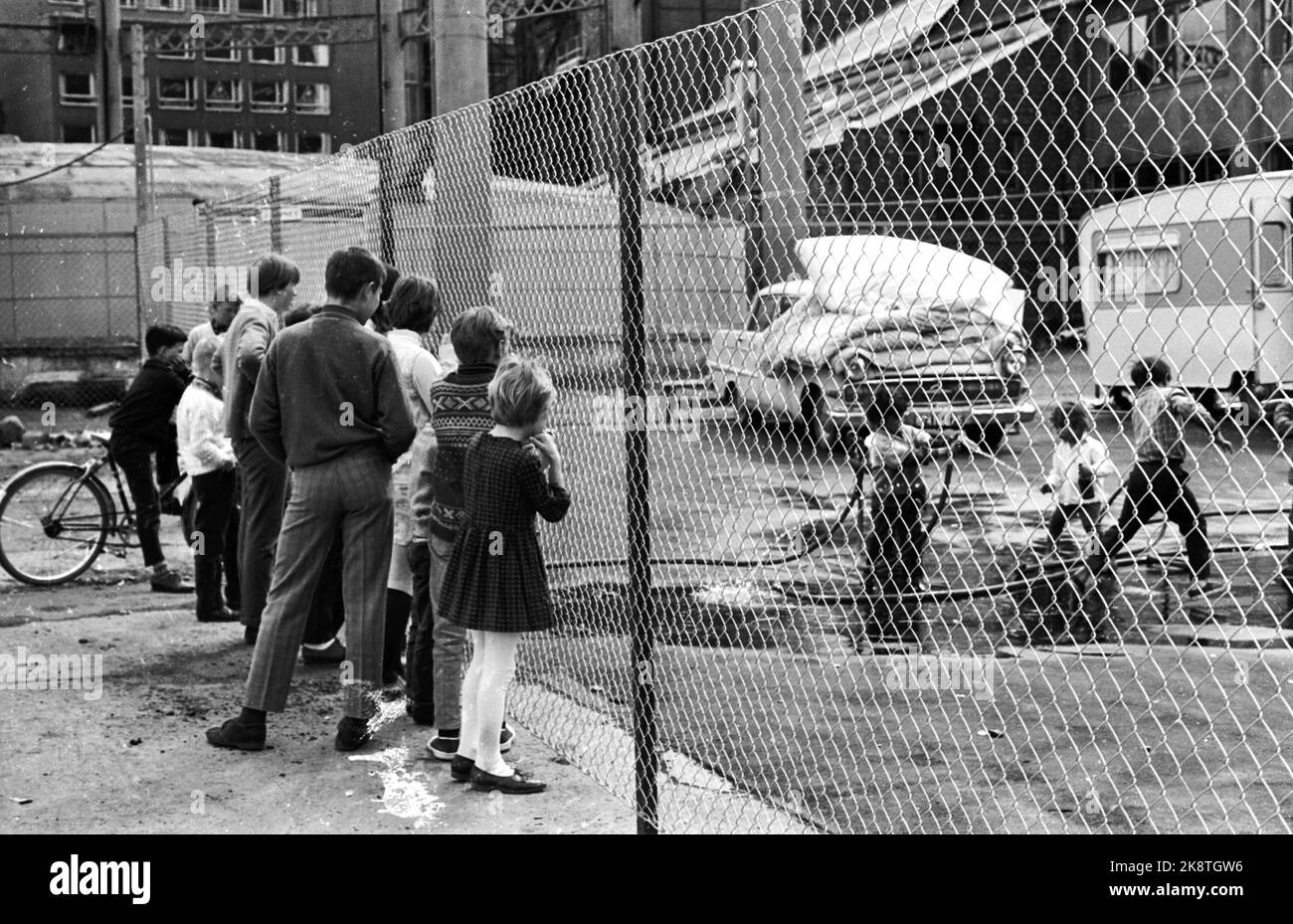 Oslo Juni 1968 Fast einhundert Zigeuner kamen im Frühjahr 1968 nach Oslo. Sie erhielten einen Platz auf dem Gasplot in Oslo East. Jeden Tag gibt es Menschen, die sie anschauen wollen. Foto: Sverre A. Børretzen / Aktuell / NTB Stockfoto