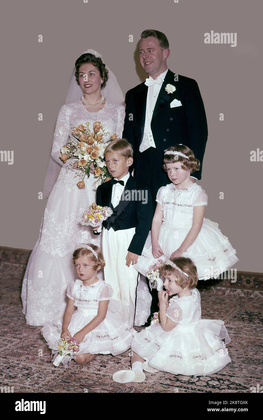 Skaugum 19610112 die Hochzeit von Prinzessin Estadie Prinzessin Estadie heiratet Johan Martin Ferner. Hier posiert das Brautpaar in Skaugum nach der Hochzeit, zusammen mit den Brautjungfern Ingeborg Lorentzen (vor Th) Inger Charlotte und Ellen Ragnhild Ferner, die Nichten des Bräutigams, und der Brautfreundin Haakon Lorentzen. Foto: NTB / NTB HINWEIS: Das Bild wurde teilweise durch Farbe beschädigt, weshalb wir das Bild auf einen neuen Hintergrund stellen mussten. Stockfoto