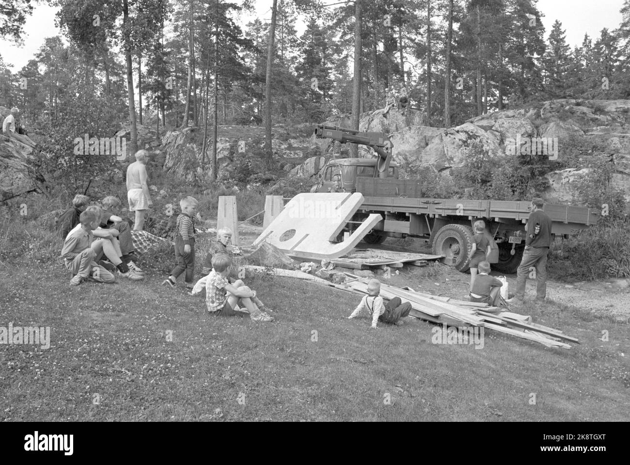 Oslo 19680720 ein Elefant wird zum Bildhauer Nils Aas (Standing t.h.) hat der Beverdalen-Wohngemeinschaft in Oppsal in Oslo eine Spielskulptur gegeben. Die Skulptur ist ein Elefant, der zwei trägt - und einen Fahnenmast. Und sonst wird es für die Kinder zum Klettern gegeben. Foto; Ivar Aaserud / Aktuell / NTB Stockfoto