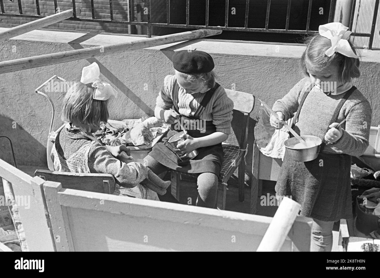 Oslo 1948. Kinder, die im Kindergarten Tøyenhus kochen. In Oslo gibt es mit 40.000 Kindern unter Schulalter nicht mehr als 11 Kindertagesstätten und 24 Kindergärten. Mit 1000 Kindern im Vorschulalter im Großraum Oslo ist ein Kindergartenplatz viel zu klein. Vorschullehrer zu erhalten, ist auch ein großes Problem. Band im Haar. Foto: SV. A. Børretzen / Aktuell / NTB Stockfoto