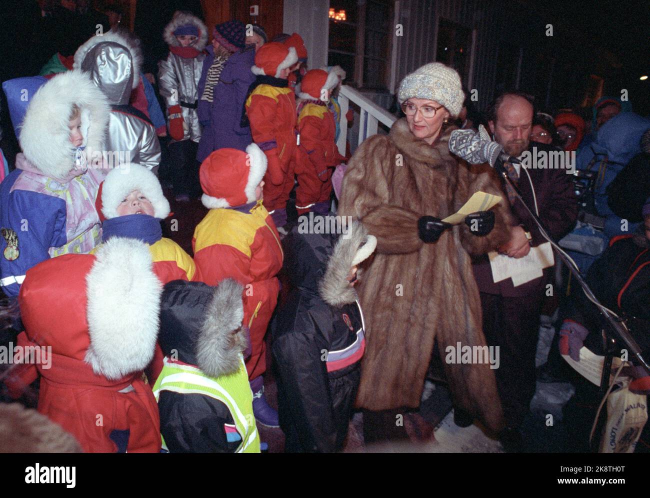 Svalbard 19911201: Das königliche Paar besucht Svalbard. Das Bild: König Harald und Königin Sonja zusammen beim Weihnachtsgottesdienst in der Kirche. Danach war das königliche Paar anwesend, als es den Weihnachtsbaum entzündet hat. Hier trifft die Königin auf Kinder aus Spitzbergen (alles in extrem guter, warmer Winterkleidung! Kapuzen mit Fell). Sogar die Königin ist gut in Pelzjacke und gut gestricktem Hut gekleidet. Foto: Jon Eeg Stockfoto