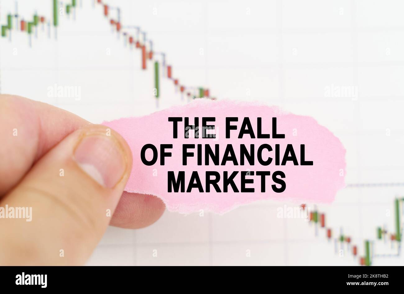 Geschäfts- und Handelskonzept. Vor dem Hintergrund des Zitatdiagramms hält ein Mann ein Schild mit der Aufschrift - der Fall der Finanzmärkte Stockfoto