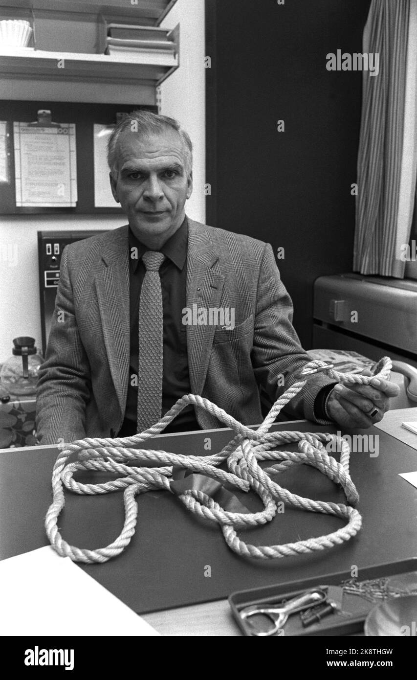 Oslo, 17. September 1981. Mordfall in Theresesgate bei Bislett in Oslo. Eine 79-jährige Frau wurde getötet. Abteilungsleiter Nils Drolsum bei der Polizeikammer Oslo mit einem Seil vor ihm. Foto: NTB / NTB Stockfoto