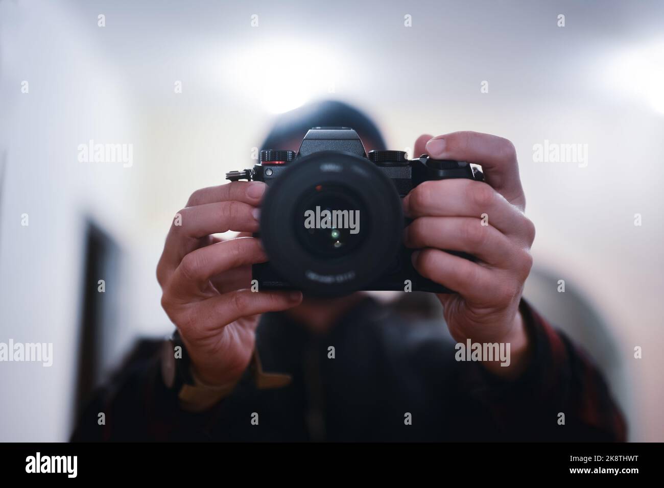 Mann mit moderner spiegelloser Vollformatkamera mit Fokus auf Auslöser Stockfoto