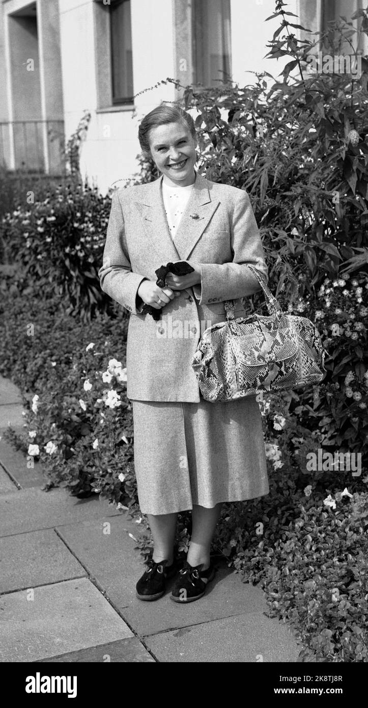 Oslo 19510829 Opernsänger Randi Heide Steen vor dem Broadcasting House, auf dem Weg zur Aufnahme. NTB/NTB Stockfoto