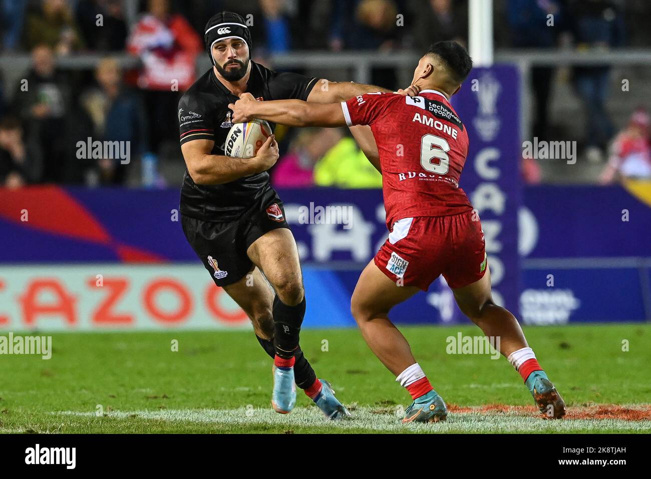 Tom Hopkins aus Wales kämpft gegen die Talatau Junior Amone aus Tonga während des Rugby League World Cup 2021-Spiels Tonga gegen Wales im Totally Wicked Stadium, St. Helens, Großbritannien, 24.. Oktober 2022 (Foto von Craig Thomas/Nachrichtenbilder) in, am 10/24/2022. (Foto von Craig Thomas/News Images/Sipa USA) Quelle: SIPA USA/Alamy Live News Stockfoto