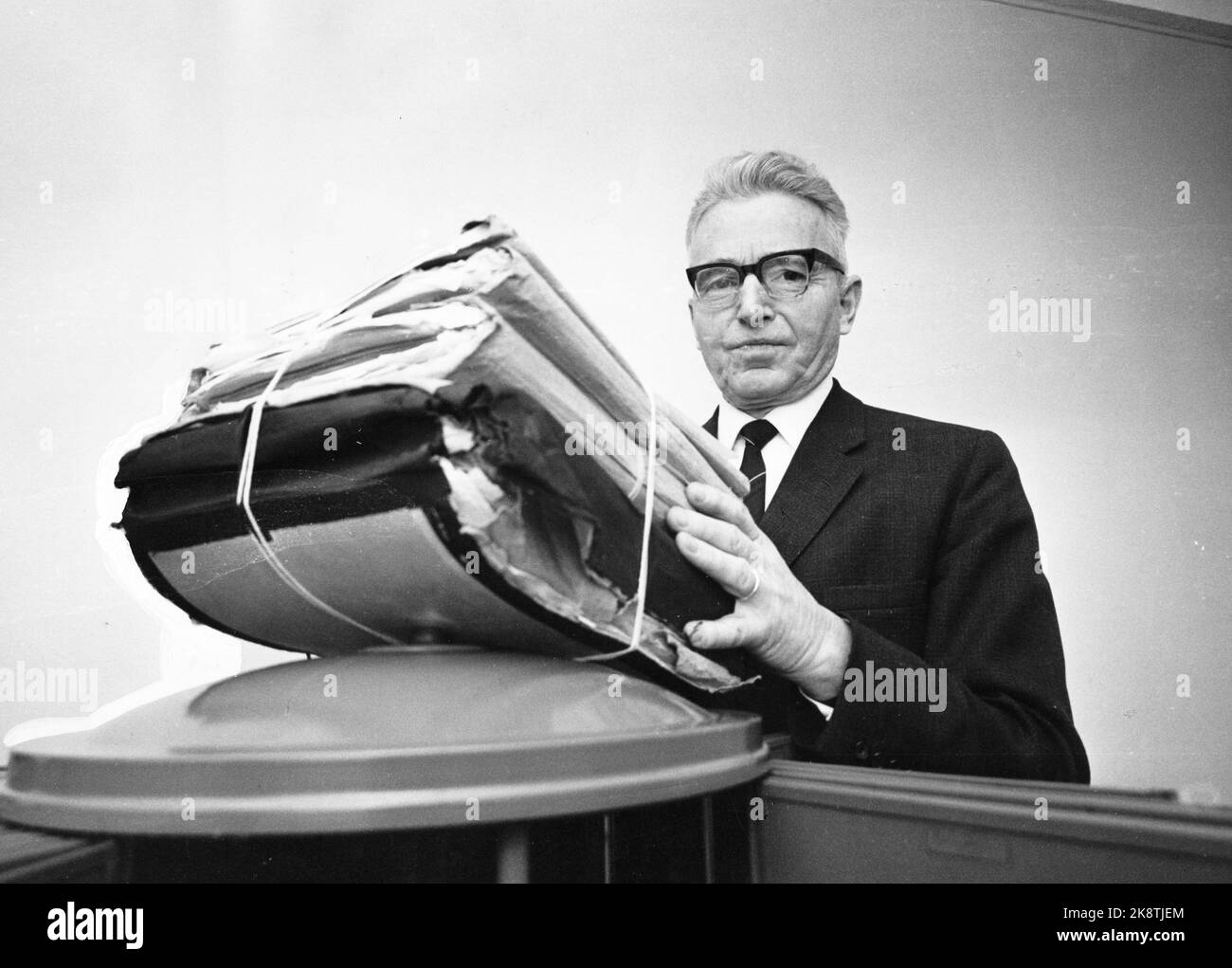 Oslo 1963. Ombudsmann Andreas Schei sitzt seit einem Jahr in der neu geschaffenen Position. 1200 Norweger haben sich nach der Eröffnung seines Büros bei ihm beschwert. Norwegen hat dann den nordischen Rekord bei Beschwerden über öffentliche Behörden und Pflege aufgestellt. Schei ist jedoch von der Bereitschaft der Regierung überrascht, eigene Entscheidungen für eine neue Behandlung und Bewertung zu treffen. Foto: Ivar Aaserud / Strömung / NTB-Strömung 54/1963 / Mann der Menschen Stockfoto