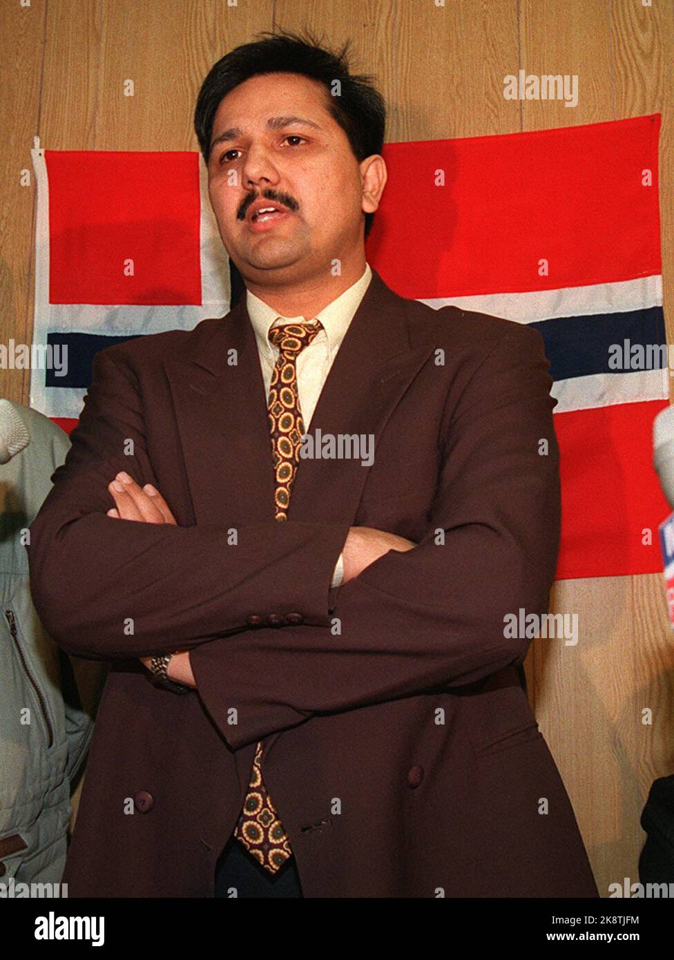 Oslo 19960414: Stadtrat-Repräsentant für Osloer Rechte Khalid Mahmood fordert, dass seine Partei aus dem Abschnitt über Einwanderungsfragen in dem Abkommen mit der Progress-Partei, die Mehrheitsagentur in der Hauptstadt zu bilden, entfernt werden muss. Norwegische Flagge an der Wand im Hintergrund. NTB Foto: Jon EEG / NTB City Council Verhandlungen / Pressekonferenz / Stockfoto