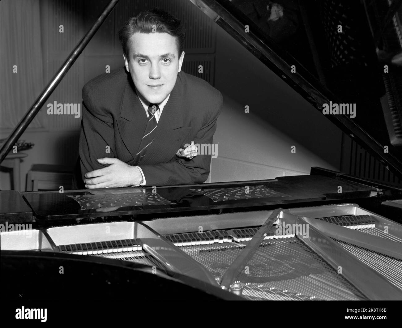 Oslo 19510331 Mitglieder des Jazz-Ensembles von Thorleif Østereng spielen im NRK Studio. Hier Pianist Egil Monn Iversen. Foto: NTB / NTB Stockfoto