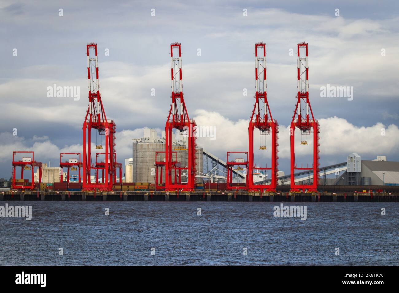 Liverpool Dock-Kran, von New Brighton aus gesehen Stockfoto